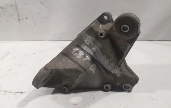 Volkswagen PASSAT B5 Engine mounting bracket 8D0399114S
