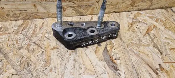 Engine mount bracket