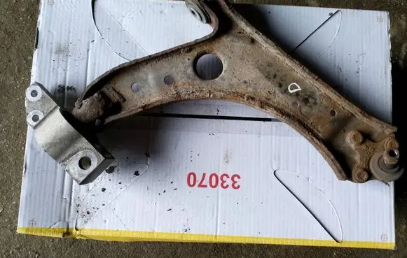 Volkswagen Golf V Front lower control arm/wishbone 1K0407190E