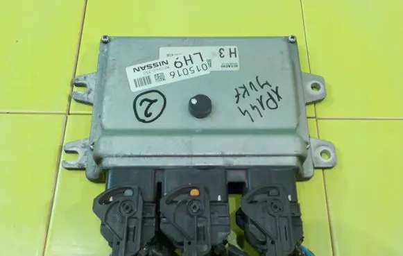 Nissan Juke I F15 Engine control unit/module MEC9403G0