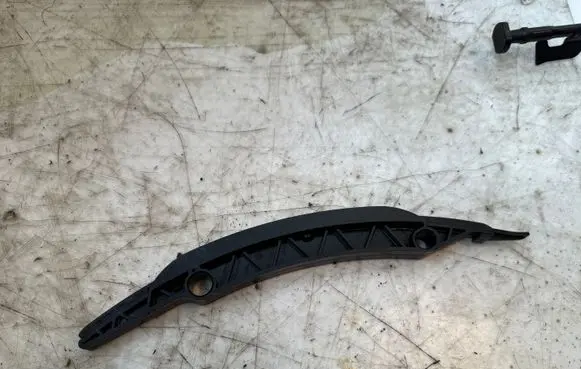 BMW 7 G11 G12 Slide rail for timing chain 7594910