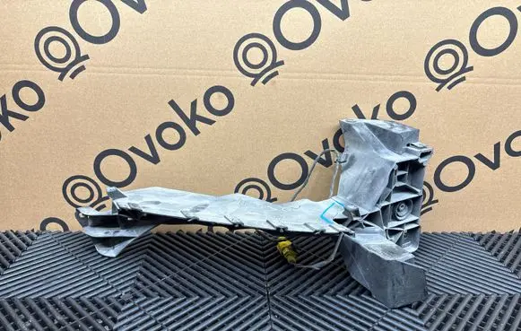 Audi Q7 4M Headlight/headlamp mounting bracket 4M0805608