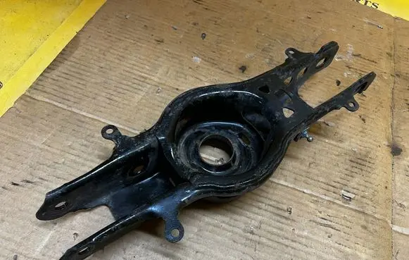 Chevrolet Camaro Rear suspension control arm 23282357 23282357RH