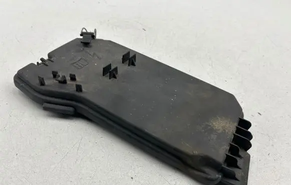 Mercedes-Benz C W204 Fuse box cover A2045400082