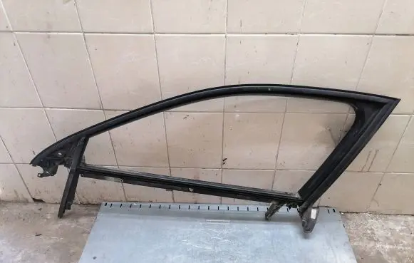 Audi A4 S4 B7 8E 8H Front door window/glass frame 8E0837629