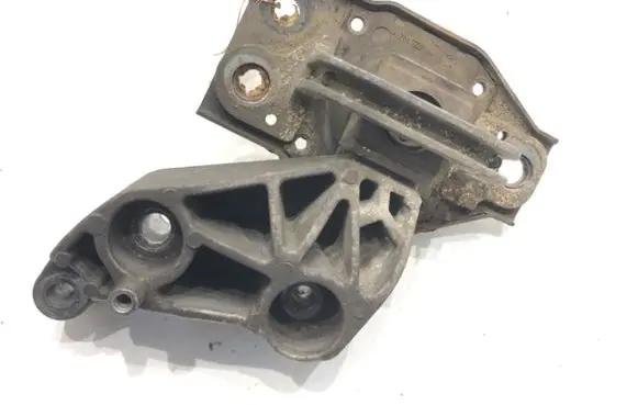 Nissan Qashqai Engine mounting bracket
