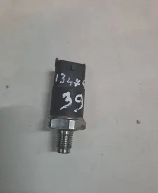 BMW 5 E39 Fuel pressure sensor 0281002475
