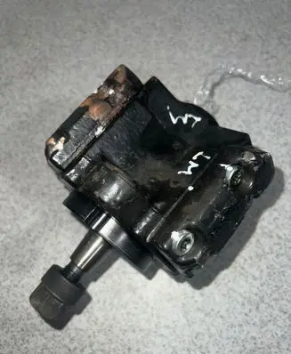 BMW 5 E39 Fuel injection high pressure pump 7787563 0986437004