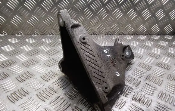 Engine mounting bracket