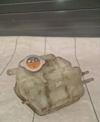 Nissan Navara D40 Coolant expansion tank/reservoir
