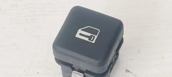 BMW 5 E39 Central locking switch button 8260828