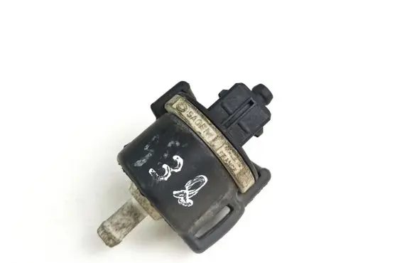Volkswagen PASSAT B5 Valve vacuum 058133450