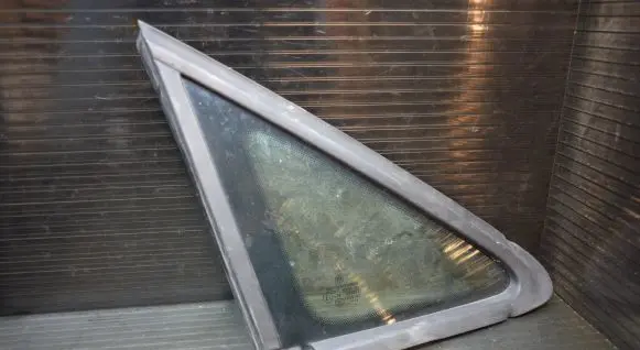 Volkswagen Caddy Front triangle window/glass 
