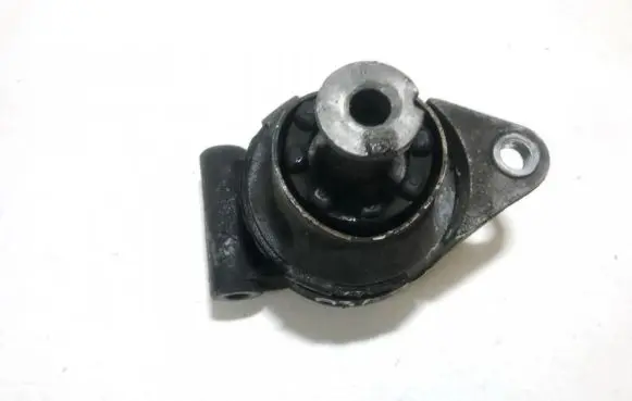 Opel Zafira B Engine mount bracket