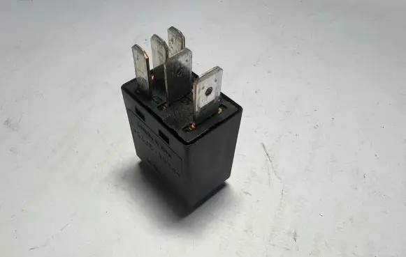 Audi A6 S6 C6 4F Other relay 8Z0951253 V23074A1001X50 4083062A