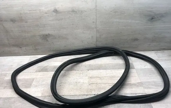 Volkswagen Golf VII Loading door rubber seal (on body) 