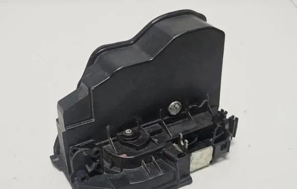 BMW 1 E82 E88 Front door lock 7202146