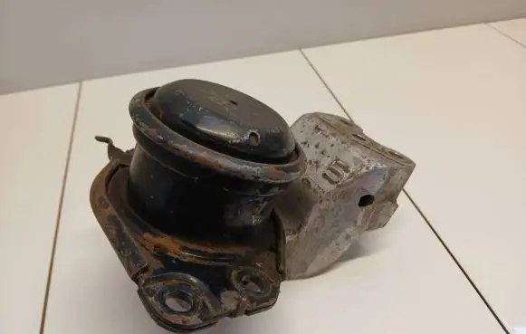 Volvo S40, V40 Engine mount bracket 30611472 3618312