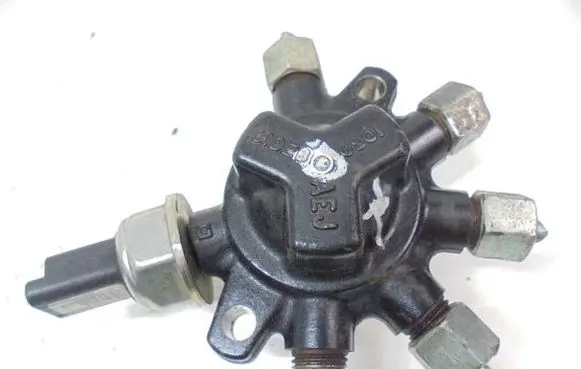 Ford Focus C-MAX Fuel distributor 4M5Q9D280DA