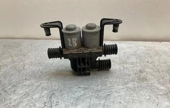 BMW 5 E60 E61 Coolant heater control valve 6906652 091026 1147412159
