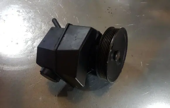 Volvo S40, V40 Power steering pump 26041023