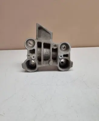Engine mounting bracket