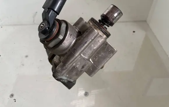 Audi A6 S6 C6 4F Fuel injection high pressure pump 06F127025F
