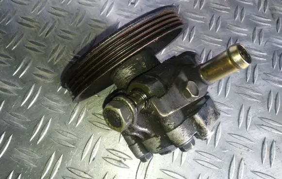 Mitsubishi Pajero Sport I Power steering pump 8Y127015 MR448507