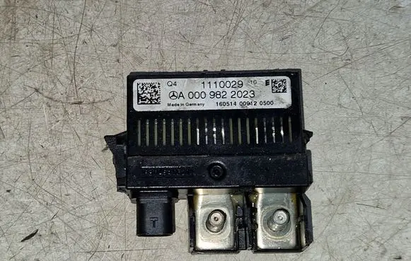 Mercedes-Benz C W204 Charging relay A0009822023
