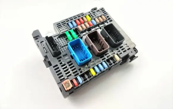 Peugeot 508 RXH Fuse module 9810296480