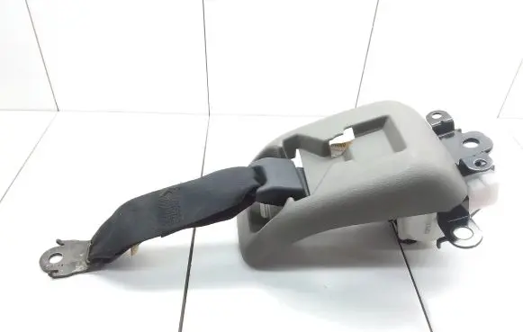 Middle seatbelt (rear)