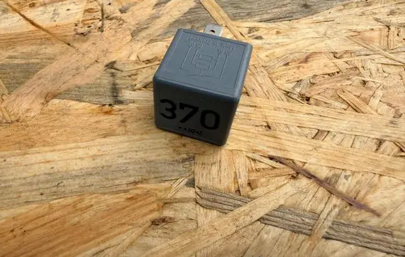 Volkswagen Golf IV Other relay 8D0951253