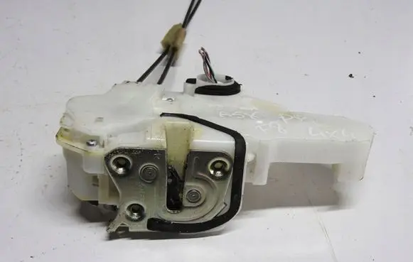 Mitsubishi ASX Front door lock 7407uA36t8