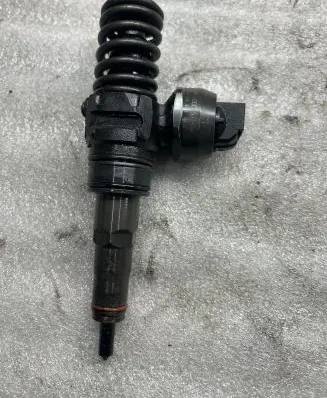 Volkswagen Golf IV Fuel injector 045130073T