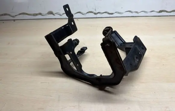 Ford Kuga II Power steering pump mounting bracket 8V413K738AE