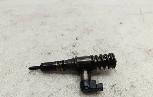 Volkswagen PASSAT B6 Fuel injector 03G130073S