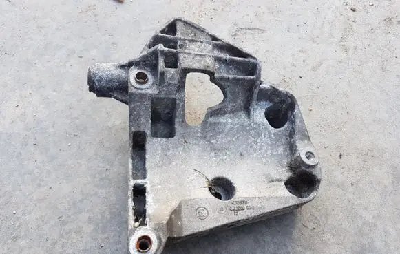 BMW X5 E53 A/C compressor mount bracket 7794174
