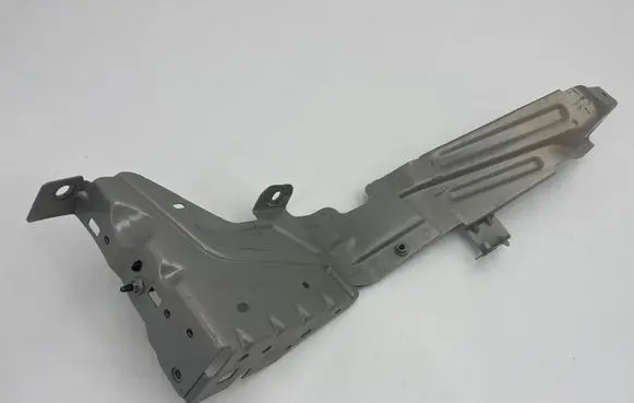 Volvo XC40 Fender mounting bracket 32348653 31469387