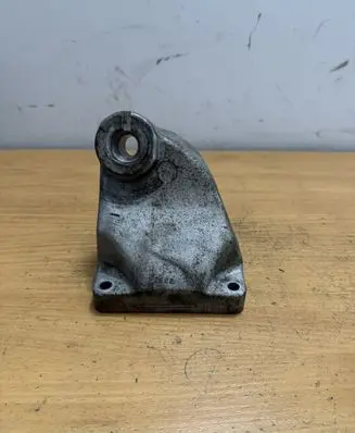 Engine mounting bracket