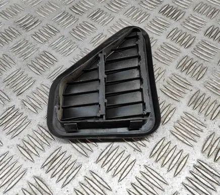 Quarter panel pressure vent