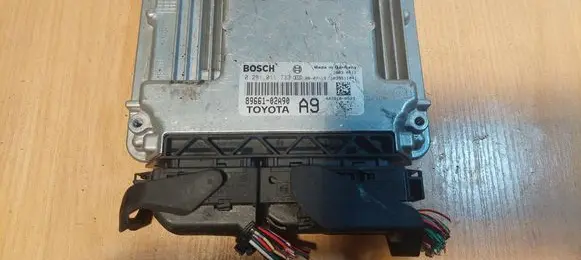 Toyota Corolla E120 E130 Engine control unit/module ECU 0281011733 89661-02A90