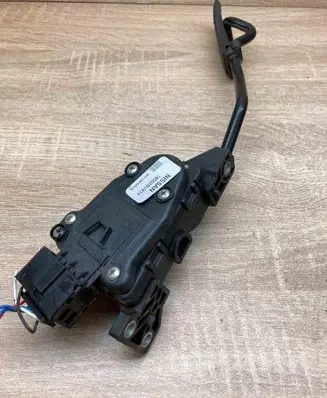 Nissan Almera Tino Accelerator throttle pedal 18002BU410 WITHPLUG