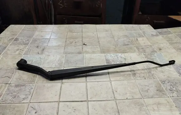 Front wiper blade arm