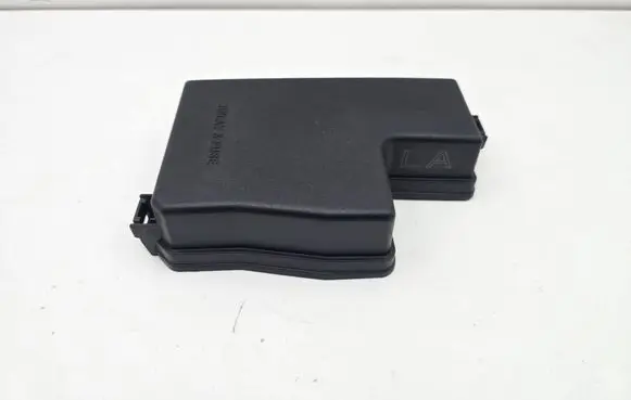 Toyota RAV 4 (XA40) Fuse box cover 8266242601