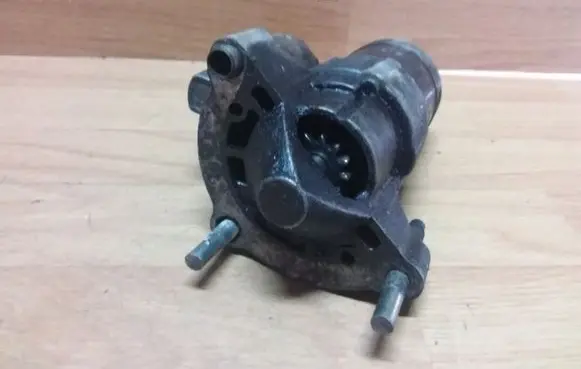 Peugeot 607 Starter motor M000T82081