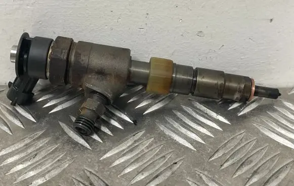 Peugeot 208 Fuel injector 9950115440