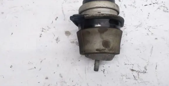 Engine mount bracket