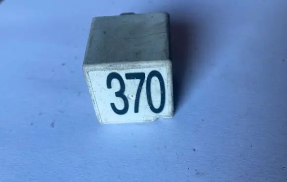 Volkswagen PASSAT B5.5 Other relay 8D0951253