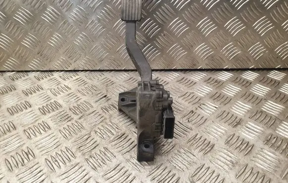 Mitsubishi Colt Accelerator throttle pedal MN125792