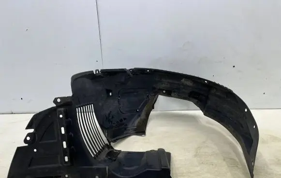 Front wheel arch liner splash guards